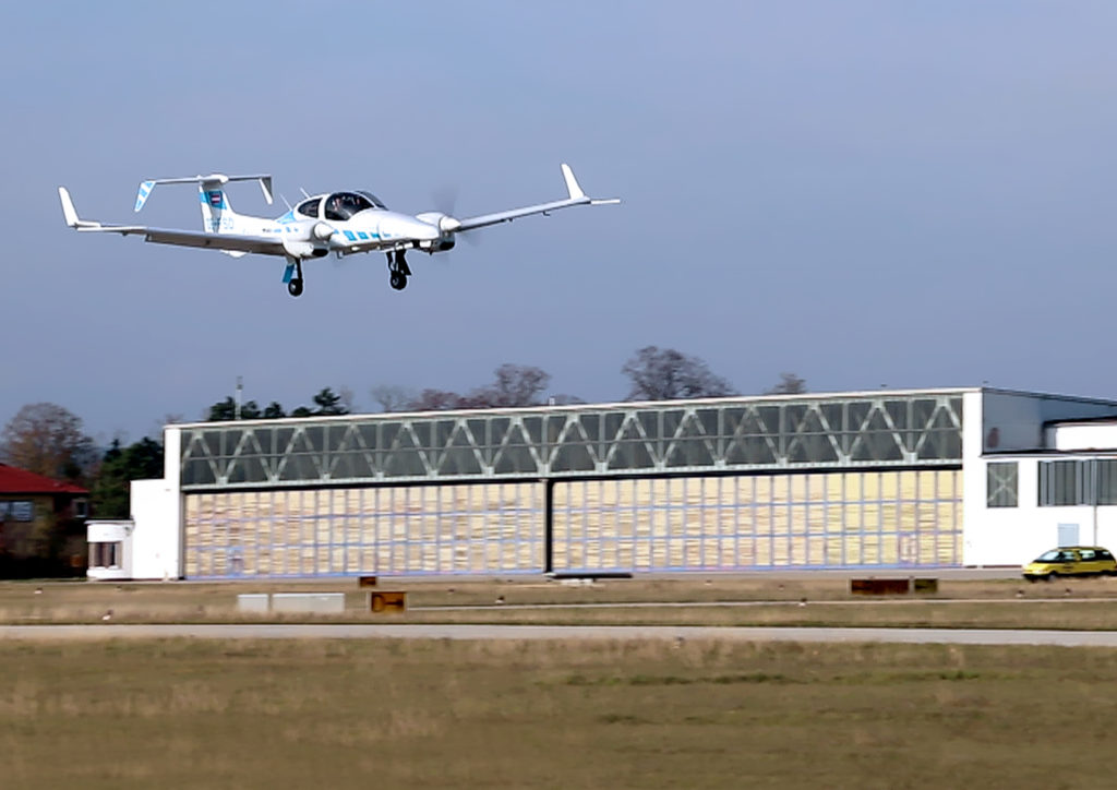 The modified research aircraft Diamond DA42 of the research project C2Land of the Technical University of Munich (TUM) and the Technische Universität Braunschweig during the completely automatic landing approach. Photo: Andreas Dekiert / C2Land 