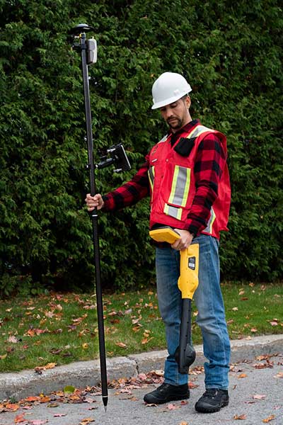 A worker using an Arrow receiver and vLoc from Vivax Metrotech. (Photo: Eos Positioning)