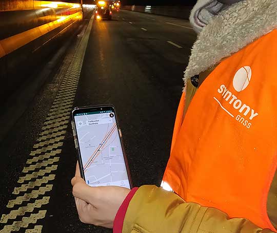 A Syntony team member in a Swedish road tunnel during SubWAVE testing shows the positioning in an underground environment on a smartphone. (Photo: Syntony GNSS)