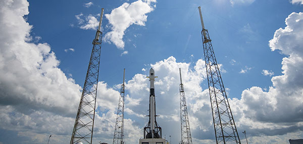 A Falcon 9 with GPS III SV 04 encapsulated inside the payload fairing the stands vertical on the pad at Cape Canaveral’s Space Launch Complex 40 in preparation for launch. (Photo: USAF/SpaceX)