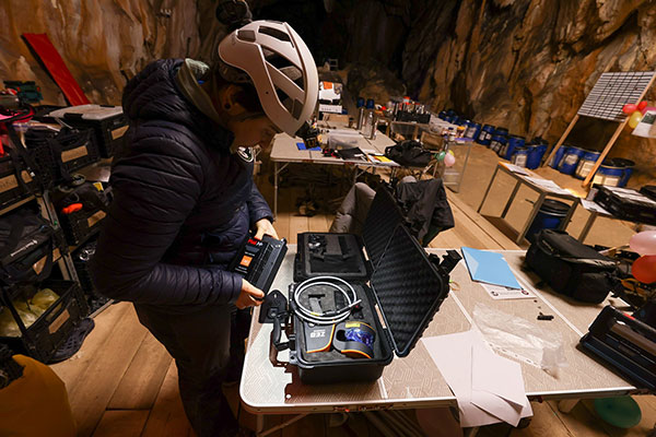 A Deep Time participant sets up GeoSLAM's ZEB Horizon scanner. (Photo: GeoSLAM)