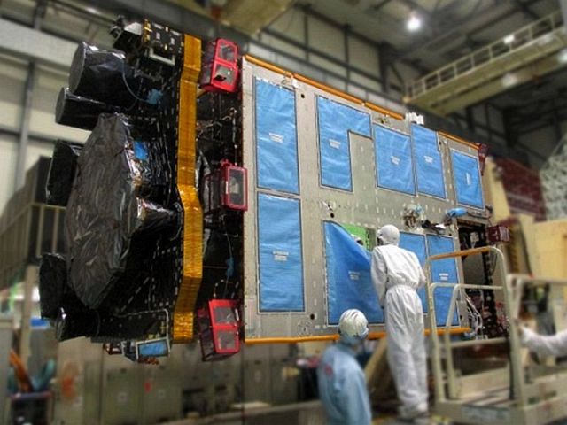 Replacement for Michibiki: The L-band antenna that transmits the positioning signal is mounted on the Earth-oriented left side. (Photo: JAXA)