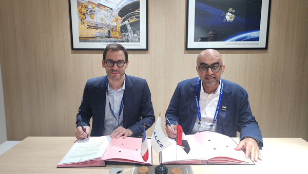 Signature of the MoU between NSSTC and Thales Alenia Space. From left to right: David Philipona, Vice President Navigation Domain France at Thales Alenia Space and Ali Al Shehhi, Director of NSSTC. (Photo: Thales Alenia Space)