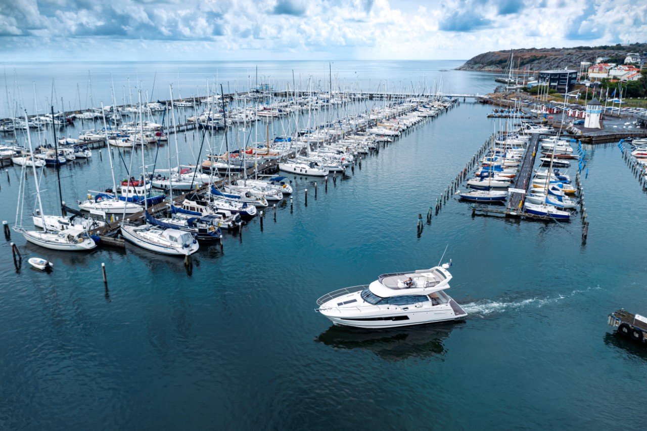 Overhead view of boat pulling into a busy marina.