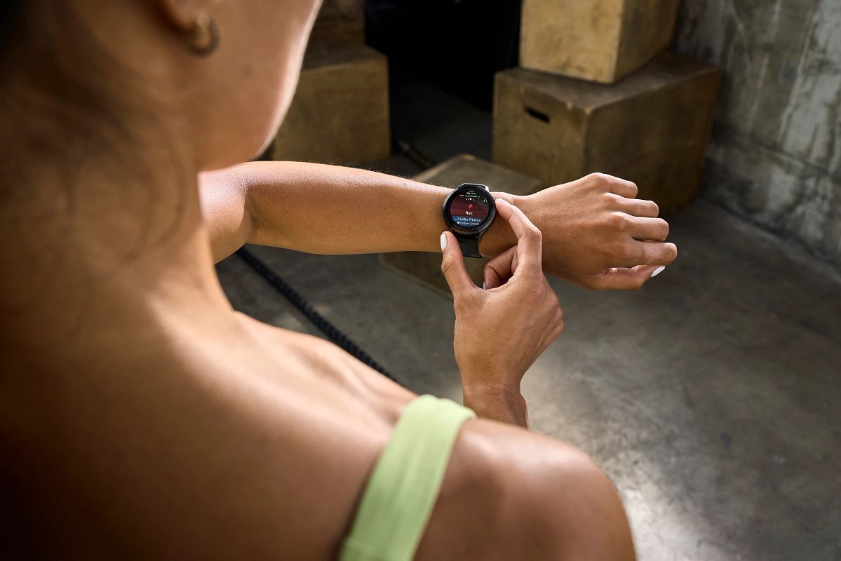 A woman starts a run activity on her Garmin Venu 4 smartwatch.